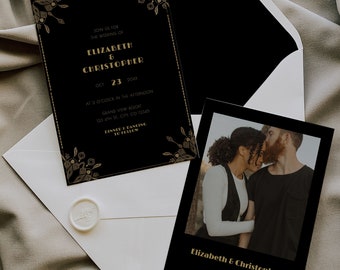 Puede incluir: Una invitación de boda negra y dorada con un diseño floral. La invitación incluye los nombres Elizabeth y Christopher, la fecha 23 de octubre de 20XX y la hora 2 de la tarde. La invitación también incluye la ubicación, Grand View Resort, y la dirección 123 4th St., City, CO 12345. La invitación también incluye el texto "Cena y baile a continuación".
