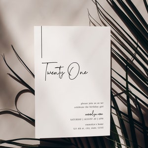 Op de afbeelding: Een witte uitnodigingskaart met zwarte tekst. De tekst luidt "Twenty One" in een handschrift. De uitnodiging is voor een verjaardagsfeest voor Emmalyn Mae op zaterdag 20 augustus om 18:00 uur. Het adres is 123 4th st., city, state, 12345.