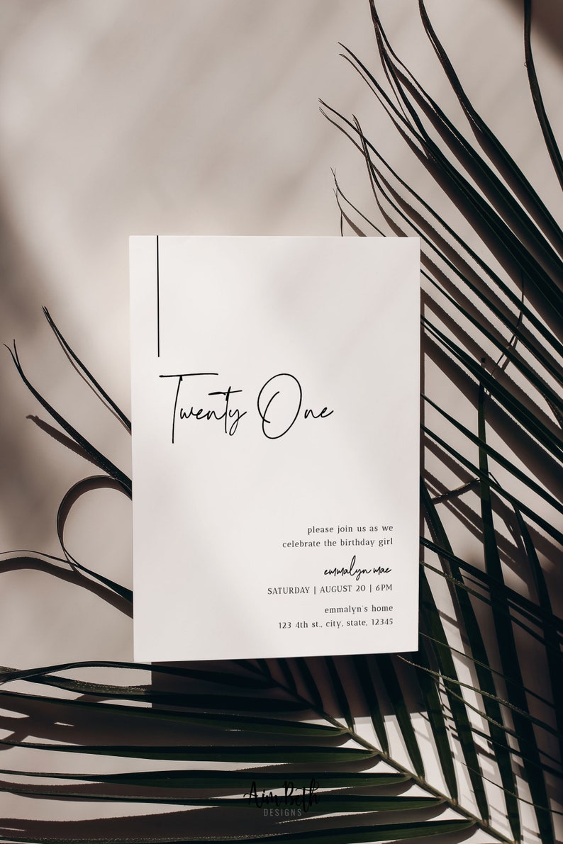 Op de afbeelding: Een witte uitnodigingskaart met zwarte tekst. De tekst luidt "Twenty One" in een handschrift. De uitnodiging is voor een verjaardagsfeest voor Emmalyn Mae op zaterdag 20 augustus om 18:00 uur. Het adres is 123 4th st., city, state, 12345.