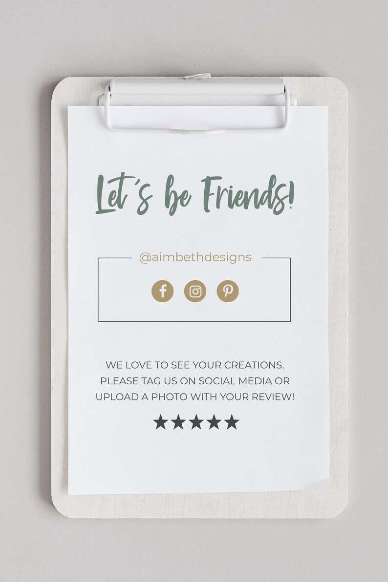 Op de afbeelding: Een wit bord met de tekst "Let's be Friends!" en de social media handle "@aimbethdesigns". Het bord bevat ook pictogrammen voor Facebook, Instagram en Pinterest.