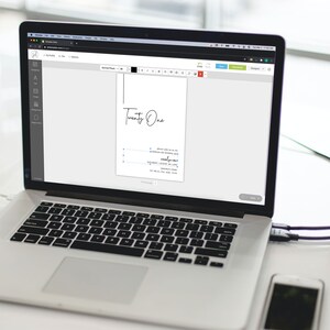 Op de afbeelding: Een laptopcomputer die een webpagina weergeeft met een aanpasbare uitnodigingstemplate. De template is voor een 21e verjaardagsparty en zegt "Twenty One" in een handschriftlijk lettertype. De tekst "Try Before You Buy! DEMO LINK IN LISTING DESCRIPTION" wordt onder de laptop weergegeven.