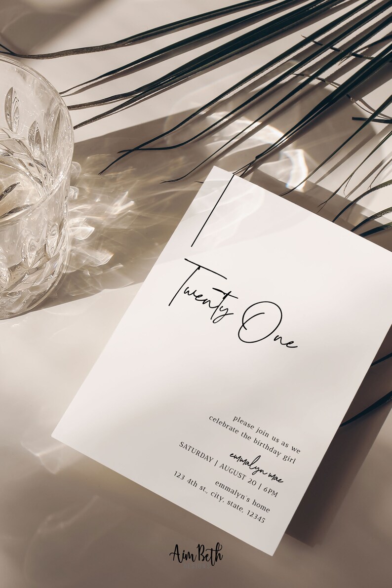 Op de afbeelding: Een witte uitnodigingskaart met zwarte tekst die "Twenty One" en "please join us as we celebrate the birthday girl" luidt. De tekst bevat ook de datum, tijd en locatie van het evenement: "SATURDAY | AUGUST 20 | 6PM", "emmalyn mae", "emmalyn's home", "123 4th st., city, state, 12345" en "Aim Beth".