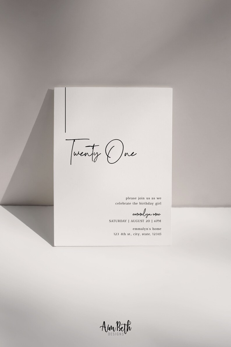Op de afbeelding: Een minimalistische zwart-witte uitnodigingskaart met de tekst "Twenty One" in cursief schrift. De uitnodiging is voor een verjaardagsfeest voor "emmalyn mae" op zaterdag 20 augustus om 18:00 uur in "emmalyn's home" gelegen aan 123 4th st., city, state, 12345.