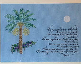Può includere: Una stampa incorniciata con uno sfondo blu e un'illustrazione disegnata a mano di una palma con frutti gialli. La stampa presenta una poesia di Rumi sul matrimonio, scritta con inchiostro nero.