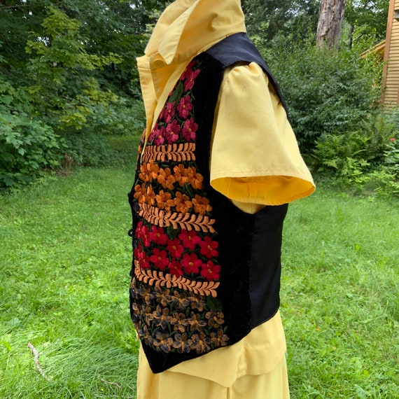 Embroidered Velvet Guatemalan Vest - image 2