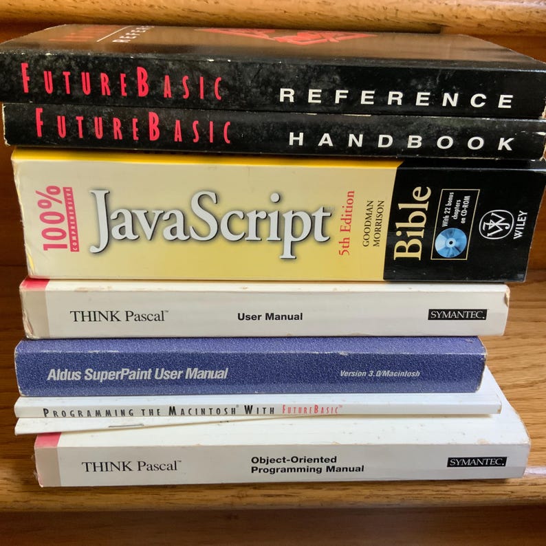 Peut inclure: Une pile de sept livres de programmation informatique technique comprenant FutureBasic Reference, FutureBasic Handbook, 100% JavaScript Bible 5th Edition, THINK Pascal User Manual, Aldus SuperPaint User Manual, Programming the Macintosh with FutureBasic et THINK Pascal Object-Oriented Programming Manual.