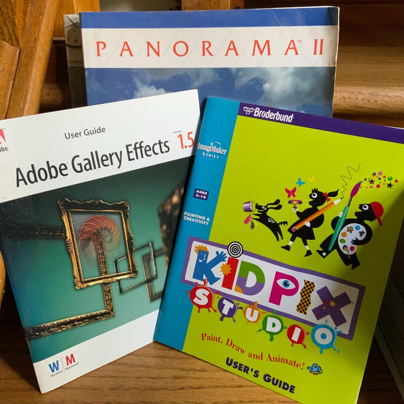 Peut inclure: Trois manuels d'utilisation de logiciels incluant Panorama II, Adobe Gallery Effects 1.5 et Kid Pix Studio. La couverture de Kid Pix Studio pr&eacute;sente des illustrations color&eacute;es d'enfants peignant, tandis que le guide Adobe montre des cadres dor&eacute;s.