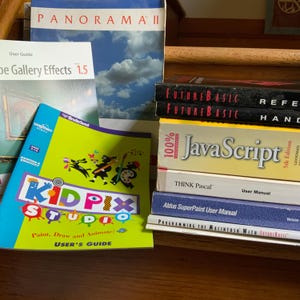 Peut inclure: Une collection de manuels d'utilisation de logiciels vintage incluant Panorama II, Adobe Gallery Effects 1.5, Kid Pix Studio, FutureBasic Reference Handbooks, 100% JavaScript 5th Edition, THINK Pascal, Aldus SuperPaint et Programming the Macintosh with FutureBasic.