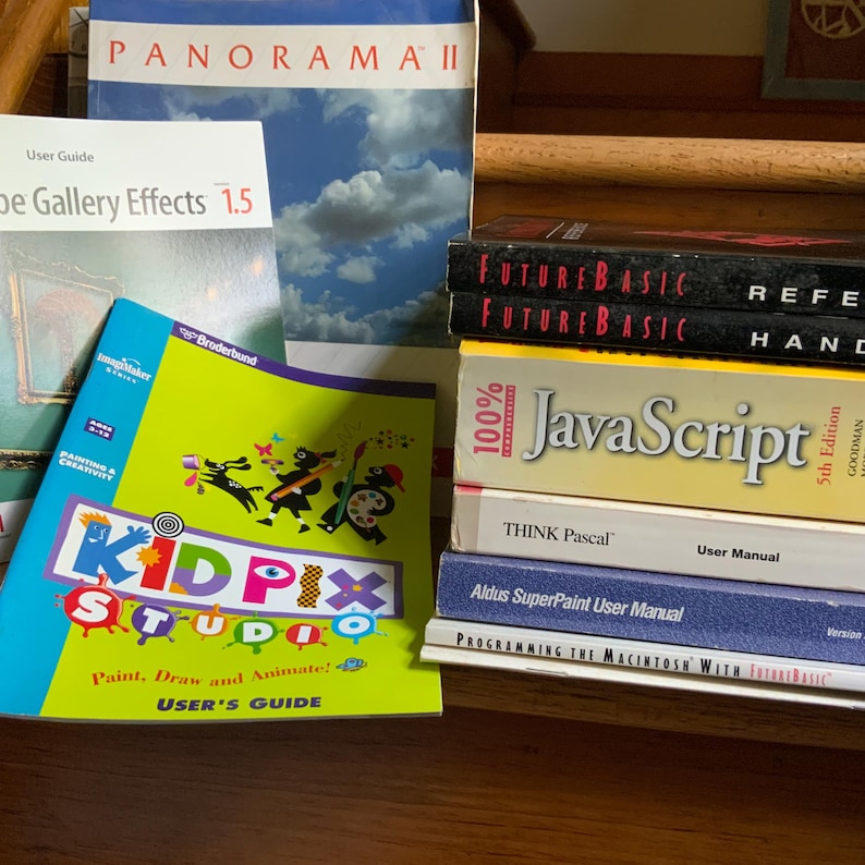 Peut inclure: Une collection de manuels d'utilisation de logiciels vintage incluant Panorama II, Adobe Gallery Effects 1.5, Kid Pix Studio, FutureBasic Reference Handbooks, 100% JavaScript 5th Edition, THINK Pascal, Aldus SuperPaint et Programming the Macintosh with FutureBasic.