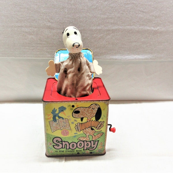 1960s non working Mattel Snoopy wind up musical box from 1966. Snoopy  springs out by opening the trap. Has a dirty shirt and no ears