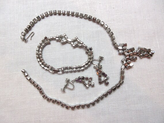 Jewelry set includes rhinestone necklace bracelet… - image 3