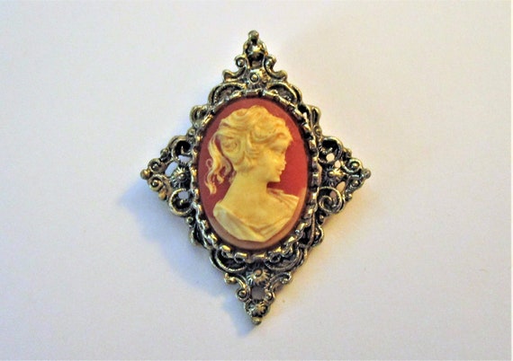 Vintage Cameo Brooch. Signed Gerrys victorian sty… - image 3