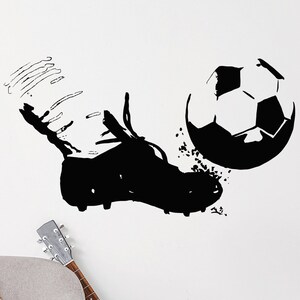 サッカー選手のキックビニール製ウォールデカール：スポーティーな子供部屋の装飾（#6373di）