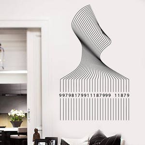 Puede incluir: Un diseño de arte abstracto en blanco y negro con los números 99798179911187999 11879 impresos debajo del diseño. El diseño está en una pared blanca en una sala de estar con un sofá blanco y almohadas blancas y negras.