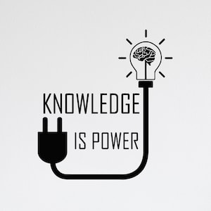 Może przedstawiać: Czarno-biały projekt graficzny z żarówką i wtyczką. Tekst brzmi "Knowledge is Power".
