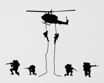 Può includere: Adesivo da parete in silhouette nera e bianca di un elicottero con soldati che scendono in corda doppia. I soldati tengono i fucili e sono in formazione militare.