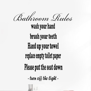 Puede incluir: Pegatina de pared con reglas de baño, con el texto "Bathroom Rules" seguido de una lista de reglas: "wash your hand", "brush your teeth", "Hand up your towel", "replace empty toilet paper", "Please put the seat down" y "- turn off the light - ".