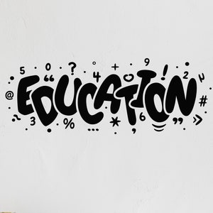 Puede incluir: Pegatina de pared en blanco y negro con la palabra "EDUCATION" en una fuente de estilo graffiti. La palabra está rodeada de varios símbolos y números.