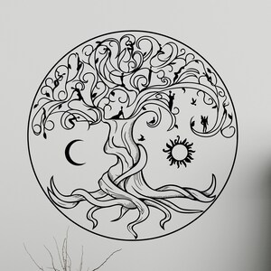 Op de afbeelding: Zwart-witte lijnkunst wanddecoratie van een levensboom met een zon en maan aan weerszijden. De boom is omgeven door een cirkel en heeft ingewikkelde details in de takken en wortels.
