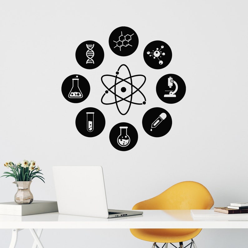 Puede incluir: Calcoman&iacute;as de pared de tem&aacute;tica cient&iacute;fica en blanco y negro con im&aacute;genes de una cadena de ADN, una mol&eacute;cula, un &aacute;tomo, un vaso de precipitados, un tubo de ensayo, un microscopio y una pipeta.