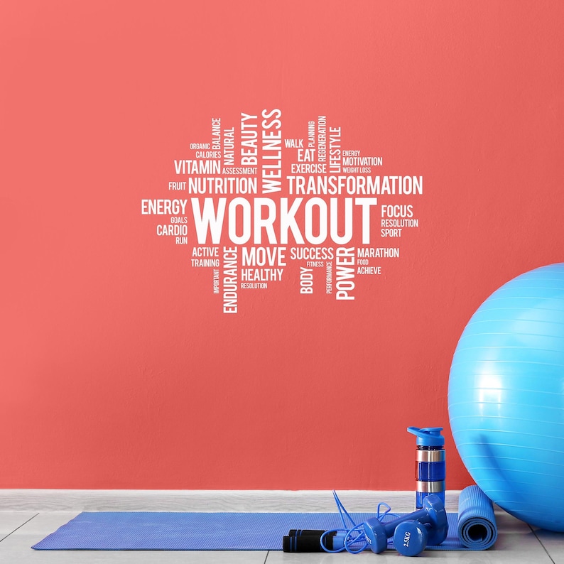 Puede incluir: Una pared roja con una nube de palabras blancas que dice "WORKOUT" e incluye palabras como "energ&iacute;a", "nutrici&oacute;n", "transformaci&oacute;n", "&eacute;xito", "poder", "movimiento", "salud", "activo", "entrenamiento", "resistencia", "resoluci&oacute;n", "enfoque", "deporte", "marat&oacute;n", "lograr", "cuerpo", "aptitud f&iacute;sica", "metas", "cardio", "correr", "importante", "caminar", "comer", "regeneraci&oacute;n", "planificaci&oacute;n", "estilo de vida", "motivaci&oacute;n", "p&eacute;rdida de peso", "belleza", "bienestar", "equilibrio", "natural", "org&aacute;nico", "calor&iacute;as", "evaluaci&oacute;n de vitaminas", "fruta".  Una pelota de ejercicio azul, una estera de yoga azul, una botella de agua azul y una cuerda para saltar azul est&aacute;n en primer plano.