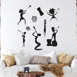Peut inclure: Autocollants muraux en silhouette noire et blanche représentant des figures stylisées jouant d'instruments de musique. Les figures sont dans différentes poses, certaines debout, certaines assises et certaines dansant. Les autocollants sont parfaits pour ajouter une touche d'art tribal à n'importe quelle pièce.