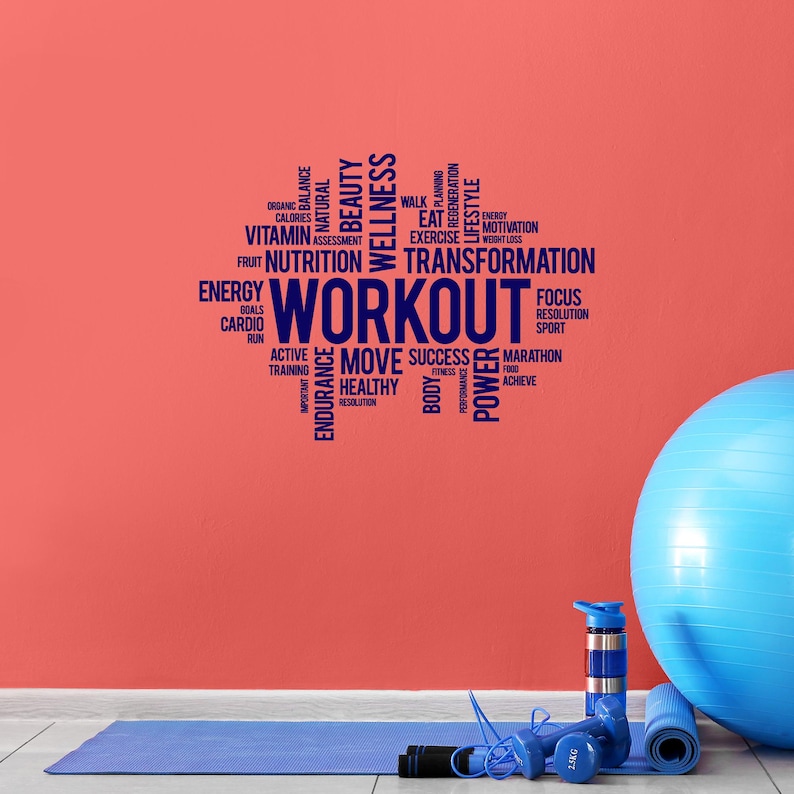Puede incluir: Una nube de palabras azul y blanca con la palabra "WORKOUT" en el centro. La nube de palabras incluye palabras relacionadas con la forma f&iacute;sica, la salud y el bienestar. La nube de palabras est&aacute; en una pared rosa con una estera de yoga azul, una pelota de ejercicio azul y una botella de agua azul en el suelo.