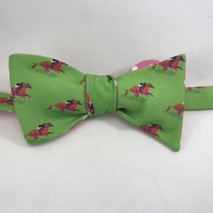 Race Horse Bow Tie - green