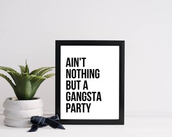 Könnte beinhalten: Schwarz-weiß gerahmter Druck mit dem Text "Ain't nothing but a gangsta party".
