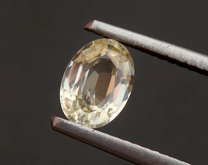 GSI Certified Pastel Yellow Sapphire: 0.92 Carat Oval Cut Gemstone