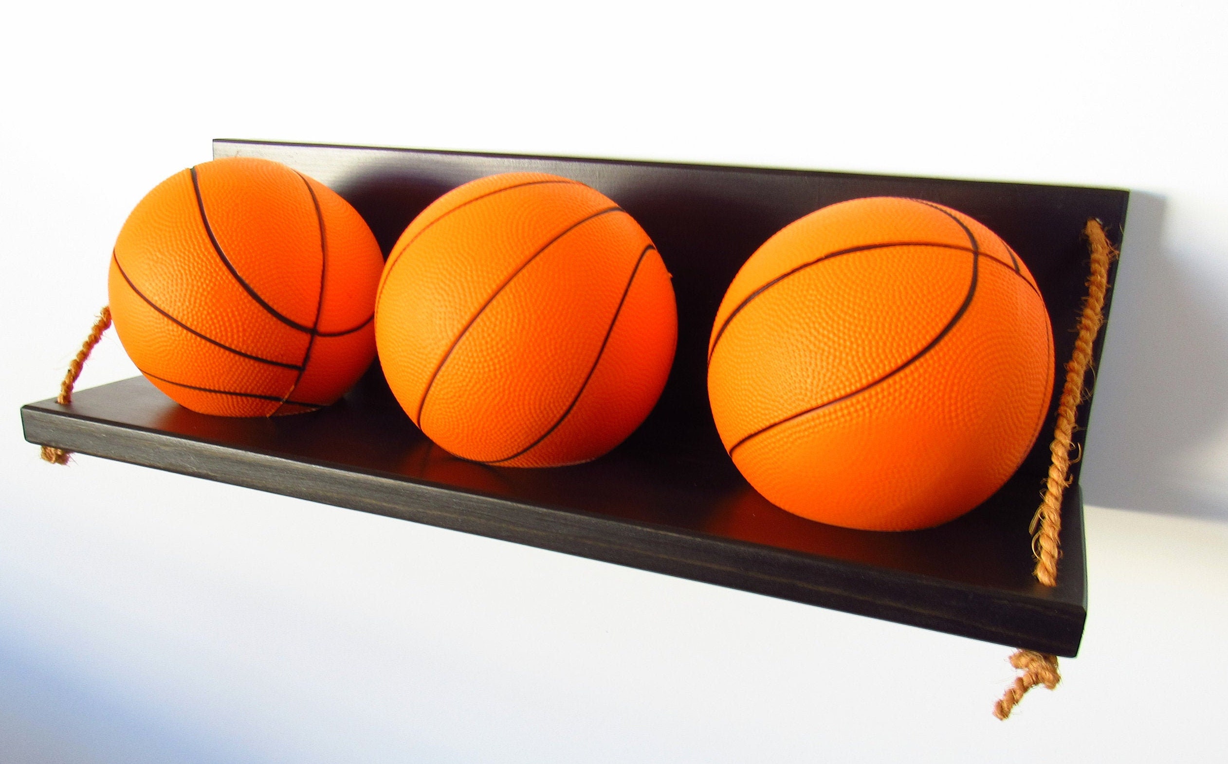 Mini support de basket avec trois ballons de basket en mousse