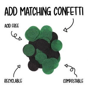 Op de afbeelding: Een stapel groene en zwarte confetti. De confetti is gemaakt van papier en is zuurvrij, recyclebaar en composteerbaar.