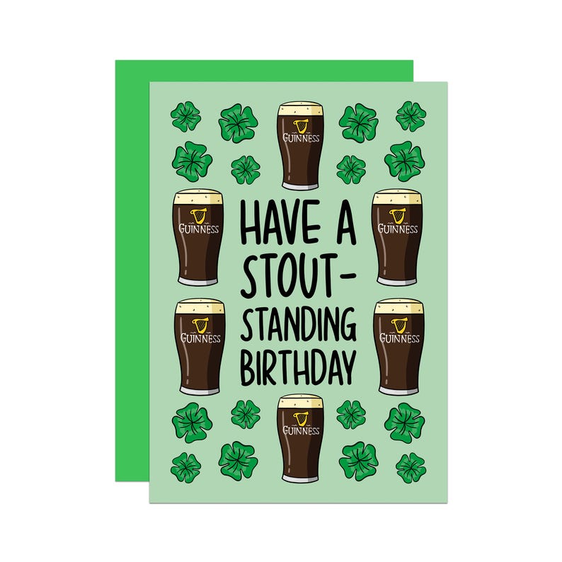 Op de afbeelding: Een groene kaart met een lichtgroene achtergrond en een witte rand. De kaart heeft een afbeelding van meerdere glazen Guinness-bier en klavertjesvier. De tekst op de kaart luidt "Have a Stout-Standing Birthday".
