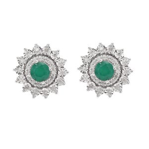 Op de afbeelding: Een paar oorstekers met een centrale smaragd omringd door een halo van kleine, sprankelende diamanten. De oorbellen hebben een bloemmotief met een heldere, opvallende uitstraling. De zetting lijkt van zilver of witgoud te zijn.