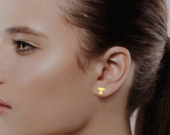 14Kゴールドのイニシャルスタッドピアス：上品なアルファベットピアス