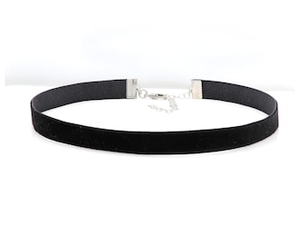 Puede incluir: Un collar gargantilla de terciopelo negro con cierre y cadena plateados. Este accesorio sencillo y elegante añade un toque de sofisticación a cualquier atuendo. El collar mide aproximadamente 1,3 cm de ancho.
