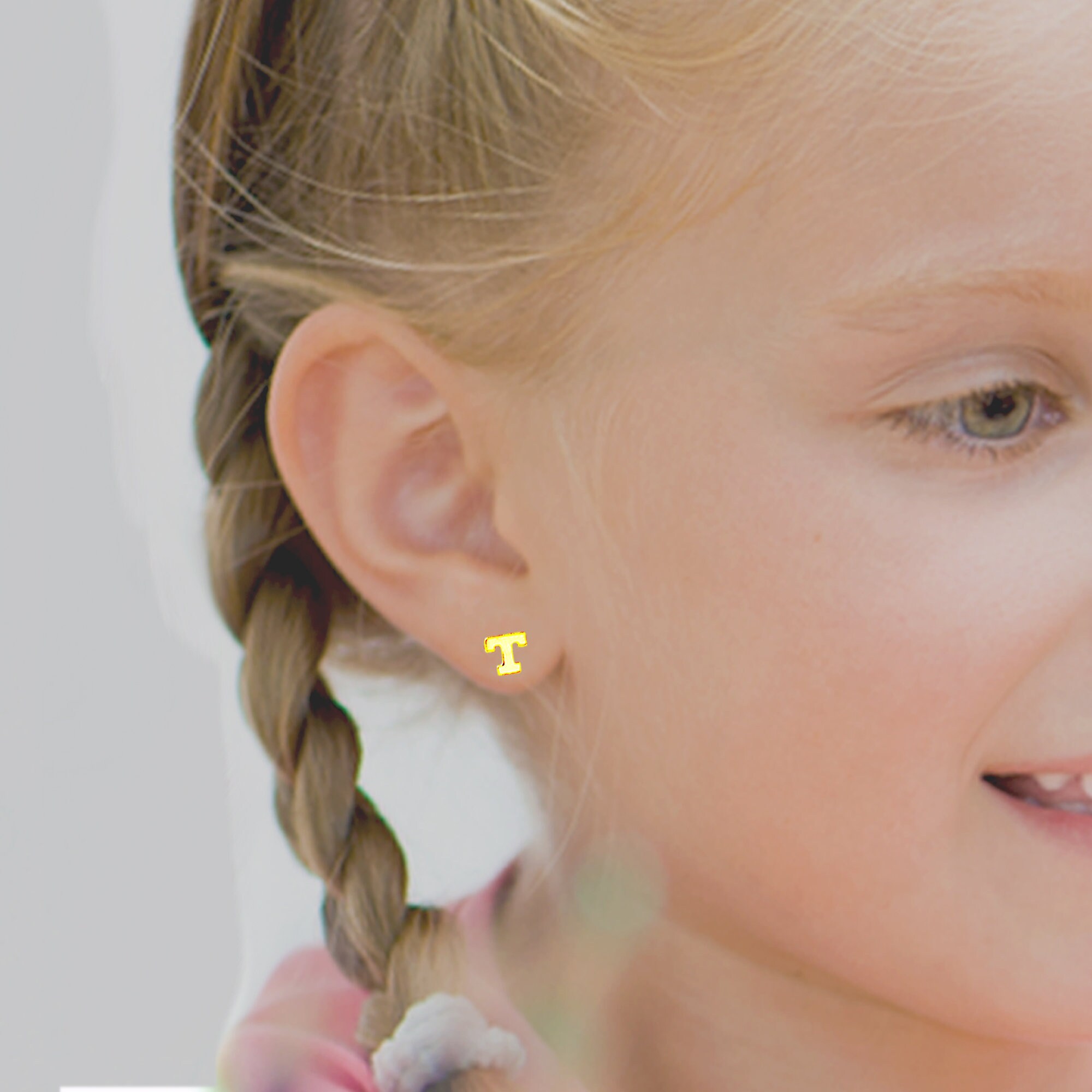 14Kゴールドのイニシャルスタッドピアス：上品なアルファベットピアス