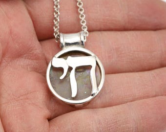 Colgante Chai vintage hecho a mano en Israel con plata y cristal romano