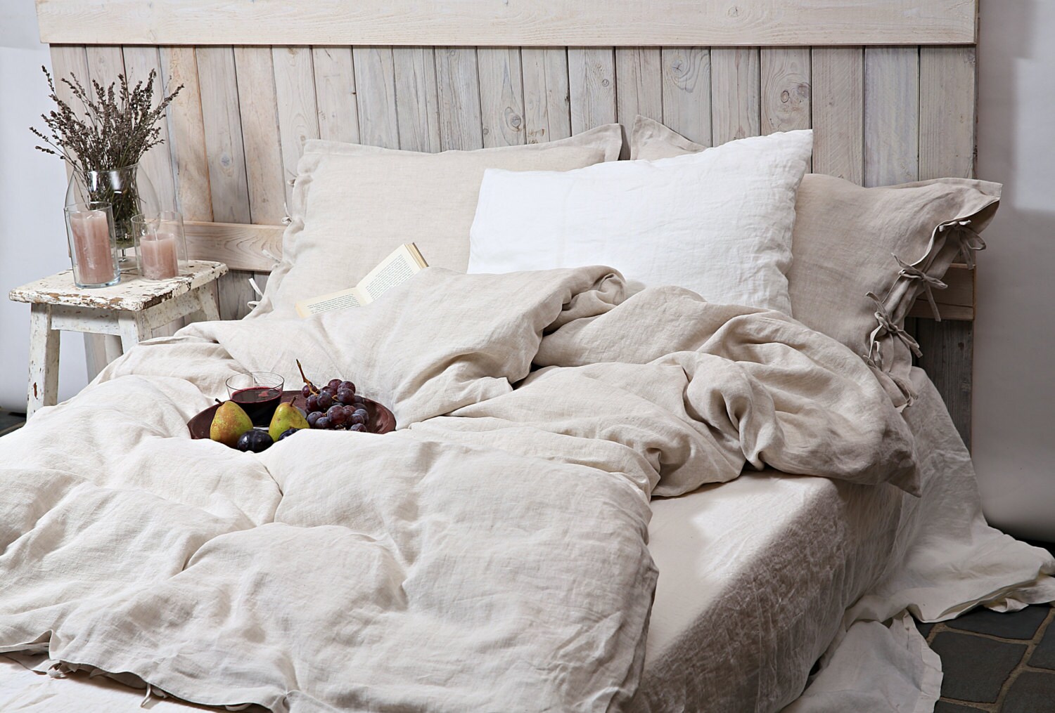 Крышки постели. Стёганый комплоект постельного белья с одеялом. Pure natural постель. Постельное белье из льна серый фото.
