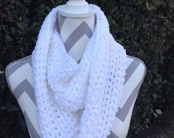 Infinity Scarf / Crochet Infinity Scarf / Cowl Scarf / White Infinity Crochet Scarf / Neck Warmer / Circular Scarf / Crochet Accessories