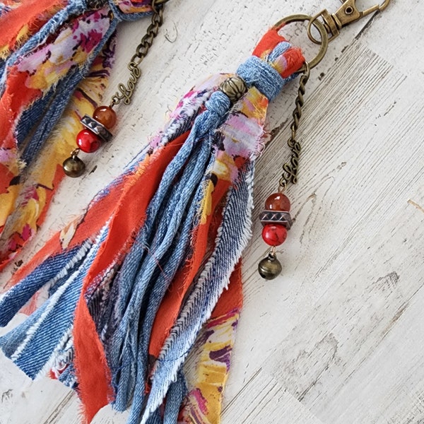 Dije de bolso bohemio, borla de tela y mezclilla, accesorio artesanal para bolso