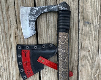 Hacha vikinga barbuda forjada Floki con piel de serpiente