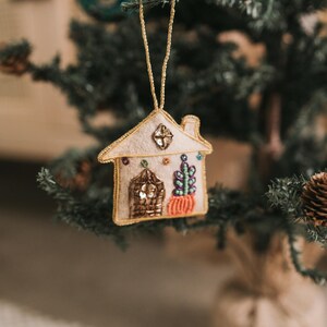 Enfeite de abelha de pelúcia, decoração para árvore de Natal, enfeite de feltro com miçangas, decoração para lareira, enfeite bordado, decoração natalina de feltro, presente para colocar na meia de Natal imagem 11