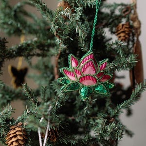 Enfeite de abelha de pelúcia, decoração para árvore de Natal, enfeite de feltro com miçangas, decoração para lareira, enfeite bordado, decoração natalina de feltro, presente para colocar na meia de Natal imagem 4