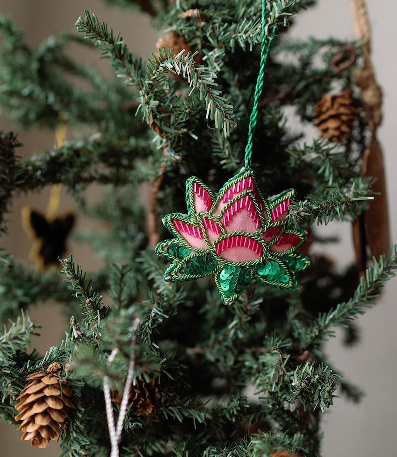 Enfeite de abelha de pelúcia, decoração para árvore de Natal, enfeite de feltro com miçangas, decoração para lareira, enfeite bordado, decoração natalina de feltro, presente para colocar na meia de Natal imagem 4