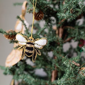 Enfeite de abelha de pelúcia, decoração para árvore de Natal, enfeite de feltro com miçangas, decoração para lareira, enfeite bordado, decoração natalina de feltro, presente para colocar na meia de Natal imagem 1