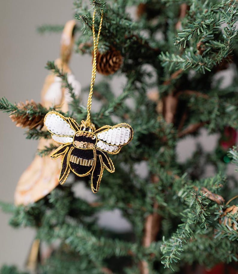 Enfeite de abelha de pelúcia, decoração para árvore de Natal, enfeite de feltro com miçangas, decoração para lareira, enfeite bordado, decoração natalina de feltro, presente para colocar na meia de Natal imagem 1