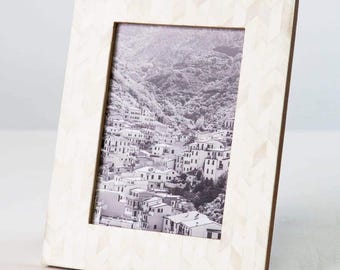 Marco de fotos doble con diseño de chevrón de 4x6 pulgadas, marco de fotos con incrustaciones de mosaico de perlas blancas ~ Decoración de boda ética ~ Marco de fotos con bisagras para regalo de boda