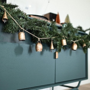 Weihnachtsgirlande, Wintergirlande, Gartendekoration und Gartenzubehör, rustikale Glockengirlande, Manteldekor, Dekoration im Freien, Vintage-Urlaub