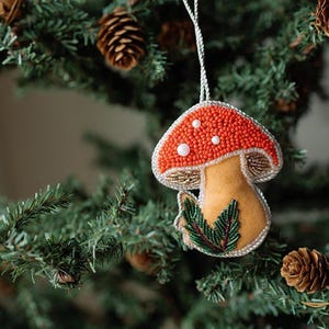 Enfeite de abelha de pelúcia, decoração para árvore de Natal, enfeite de feltro com miçangas, decoração para lareira, enfeite bordado, decoração natalina de feltro, presente para colocar na meia de Natal imagem 15
